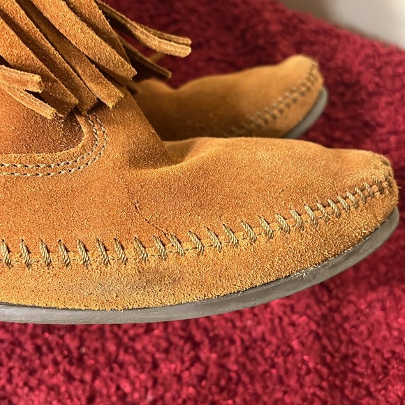 Minnetonka Womens Brown Suede 3 Layer Triple Fringe Moccasins Boots size 8 - Picture 10 of 17